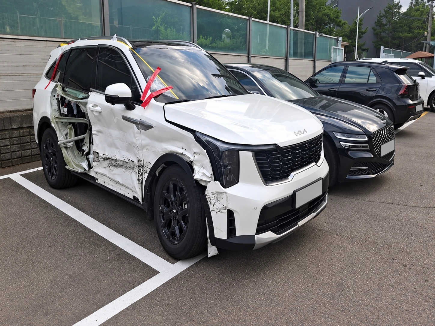측면이 크게 손상된 흰색 SUV